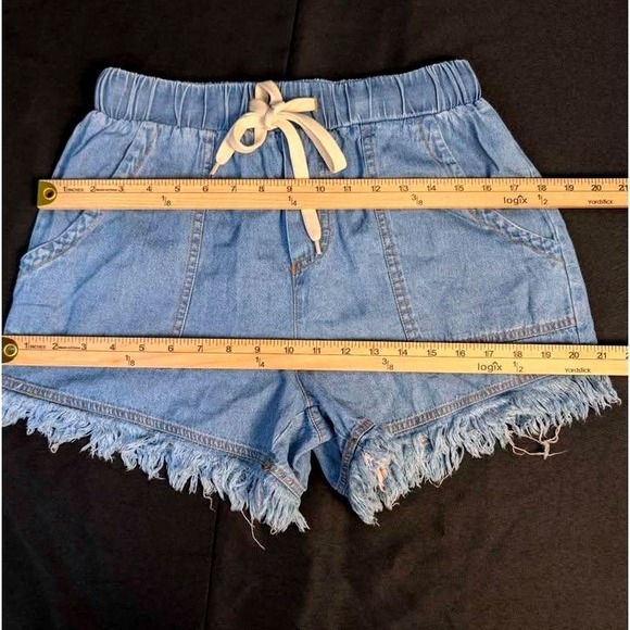 Cupshe ~ Casual Chic Frayed Hem Denim Shorts~Light Wash ~ Drawstring ~ Small~NWT - Picture 6 of 10